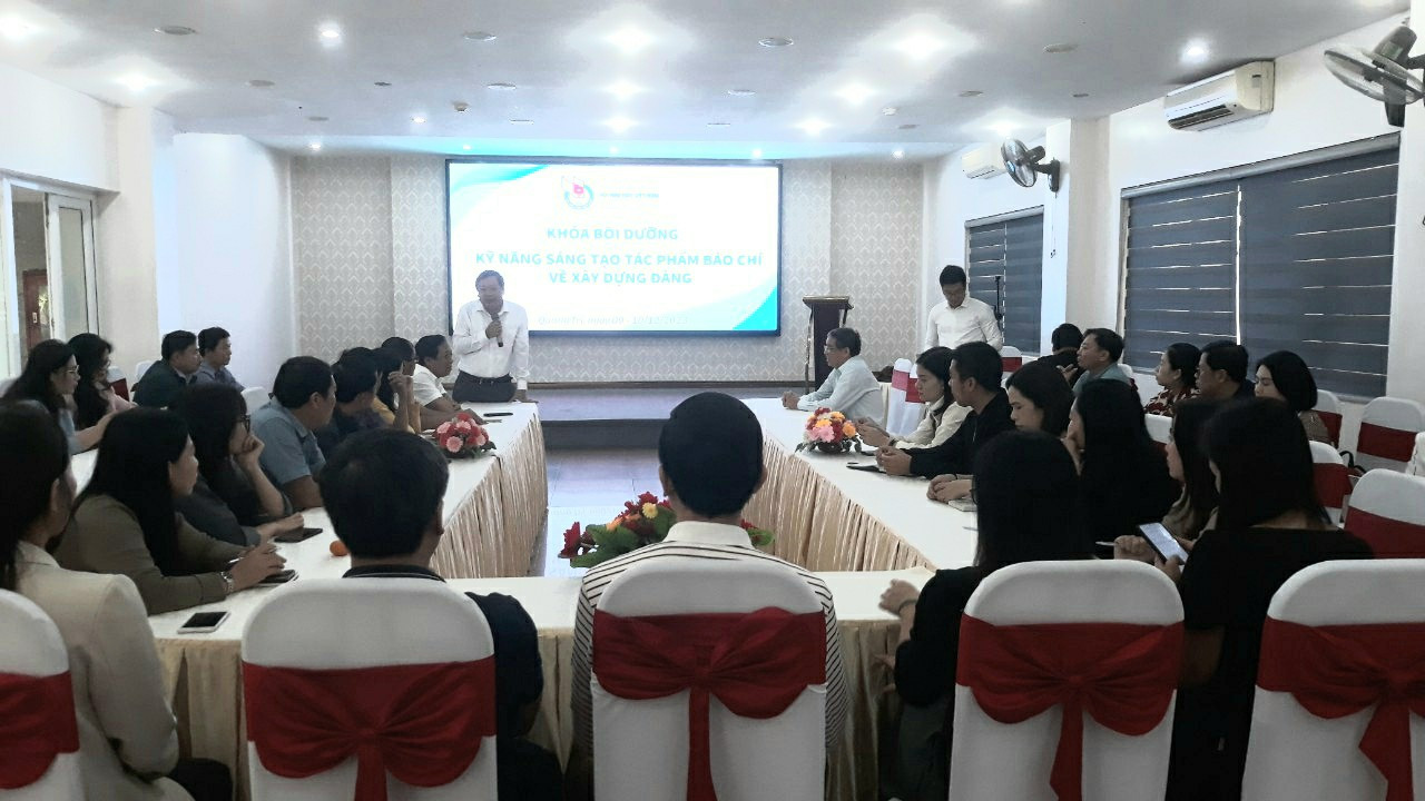 Tổng Bi&ecirc;n tập B&aacute;o Quảng Trị, Chủ tịch Hội Nh&agrave; b&aacute;o Việt Nam tỉnh - Trương Đức Minh Tứ ph&aacute;t biểu khai mạc tại lớp tập huấn - Ảnh: L.T